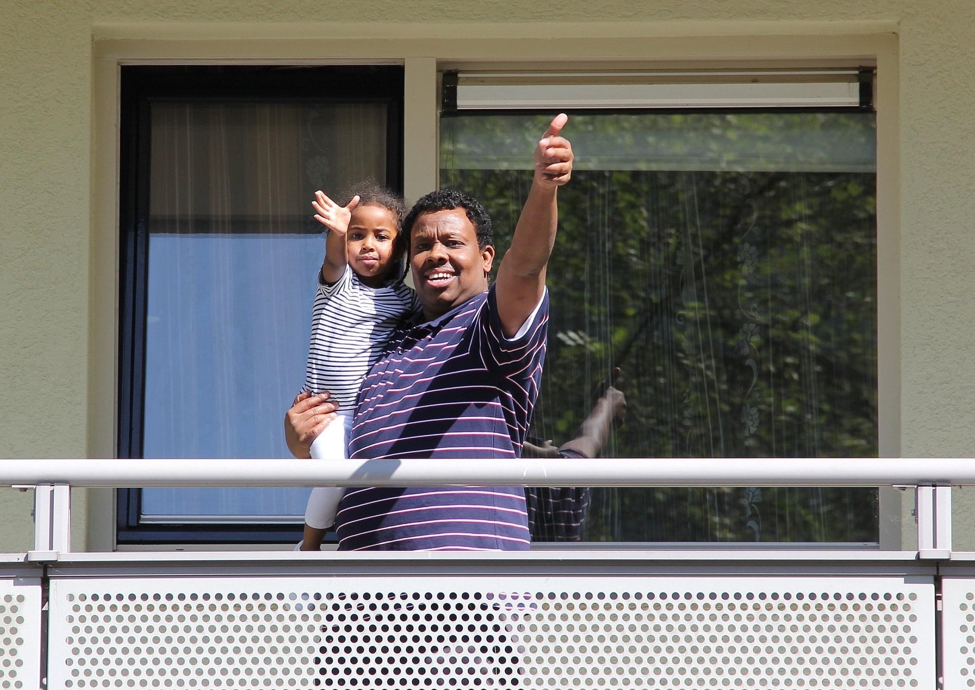 Uden flatwijk dansen balkon corona covid bewegen Gert de goede fotograaf Ons Welzijn Oranjerijk