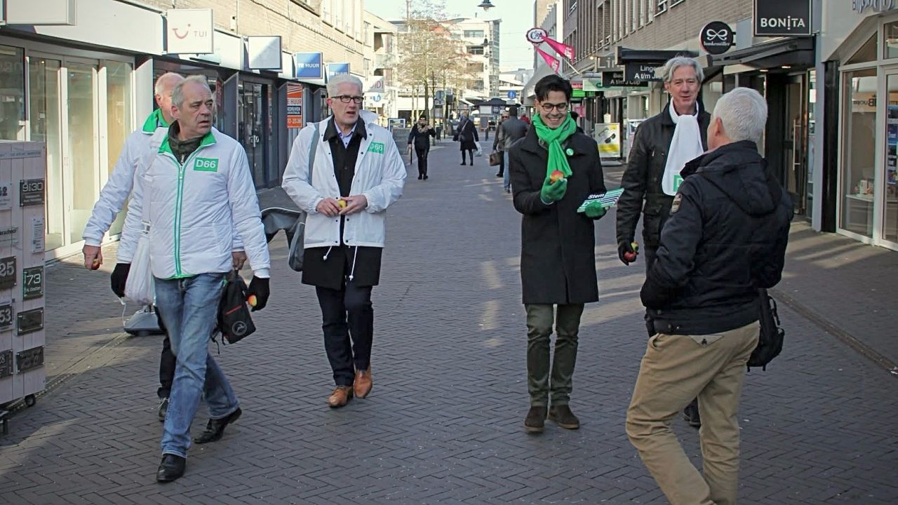 Rob Jetten minister president premier Uden gemeenteraadsverkiezingen 2018 flyeren appels uitdelen Gert de Goede fotografie 