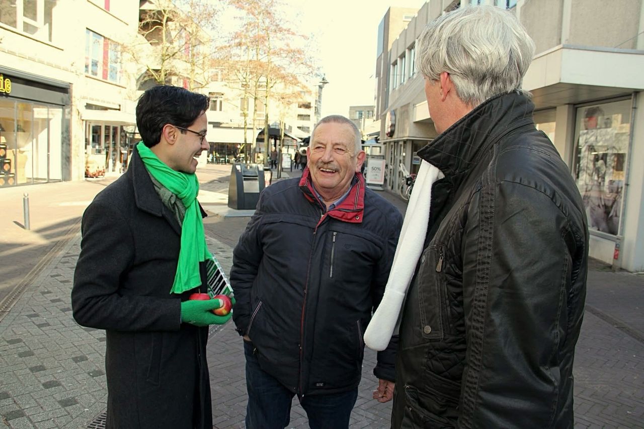 Rob Jetten minister president premier Uden gemeenteraadsverkiezingen 2018 flyeren appels uitdelen Gert de Goede fotografie 