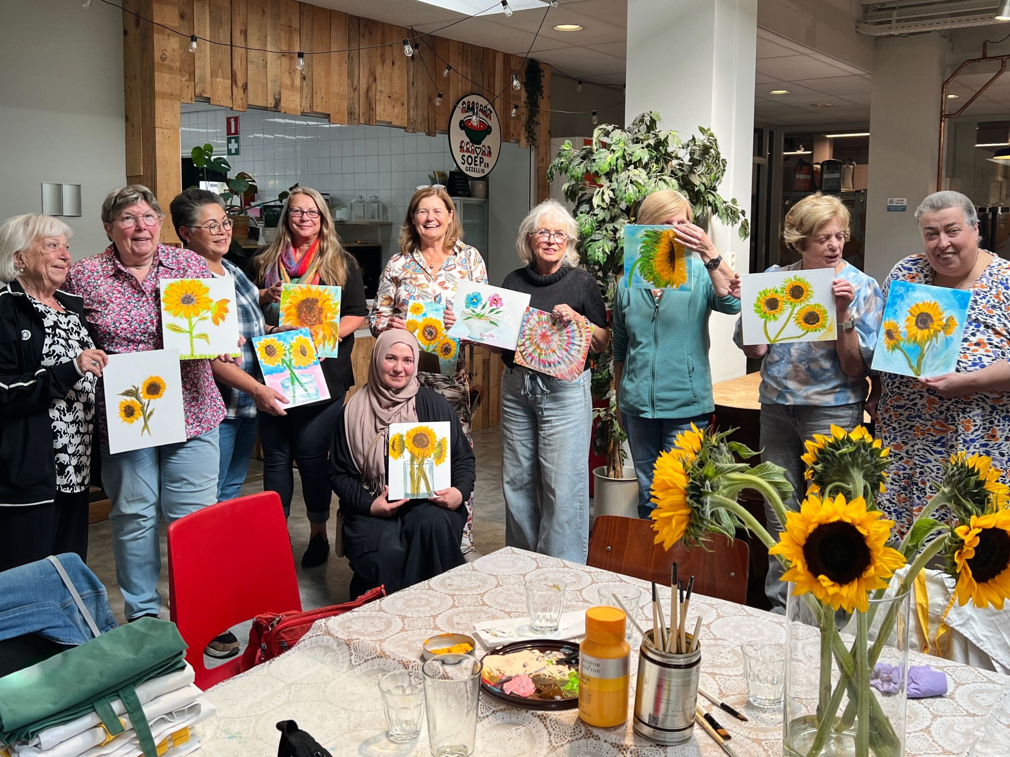 Vanmiddag mocht ik weer een workshop verzorgen voor het geweldige hashtag#socialeinitiatief hashtag#Soepergezellig van Marike Daverveld en Cindy van Dijk in t Handelshuys "voor maken & zaken" . Deze keer gingen we met de dames na een kop verrukkelijke soep en een overheerlijke salade zonnebloemen schilderen. Het was weer een geslaagde middag. Vanaf 24 september 19.00 uur is er een mooi item over Soepergezellig op hashtag Dtv Maashorst te zien, gemaakt door Matthijs van Lierop Gert de Goede kunstenaar.