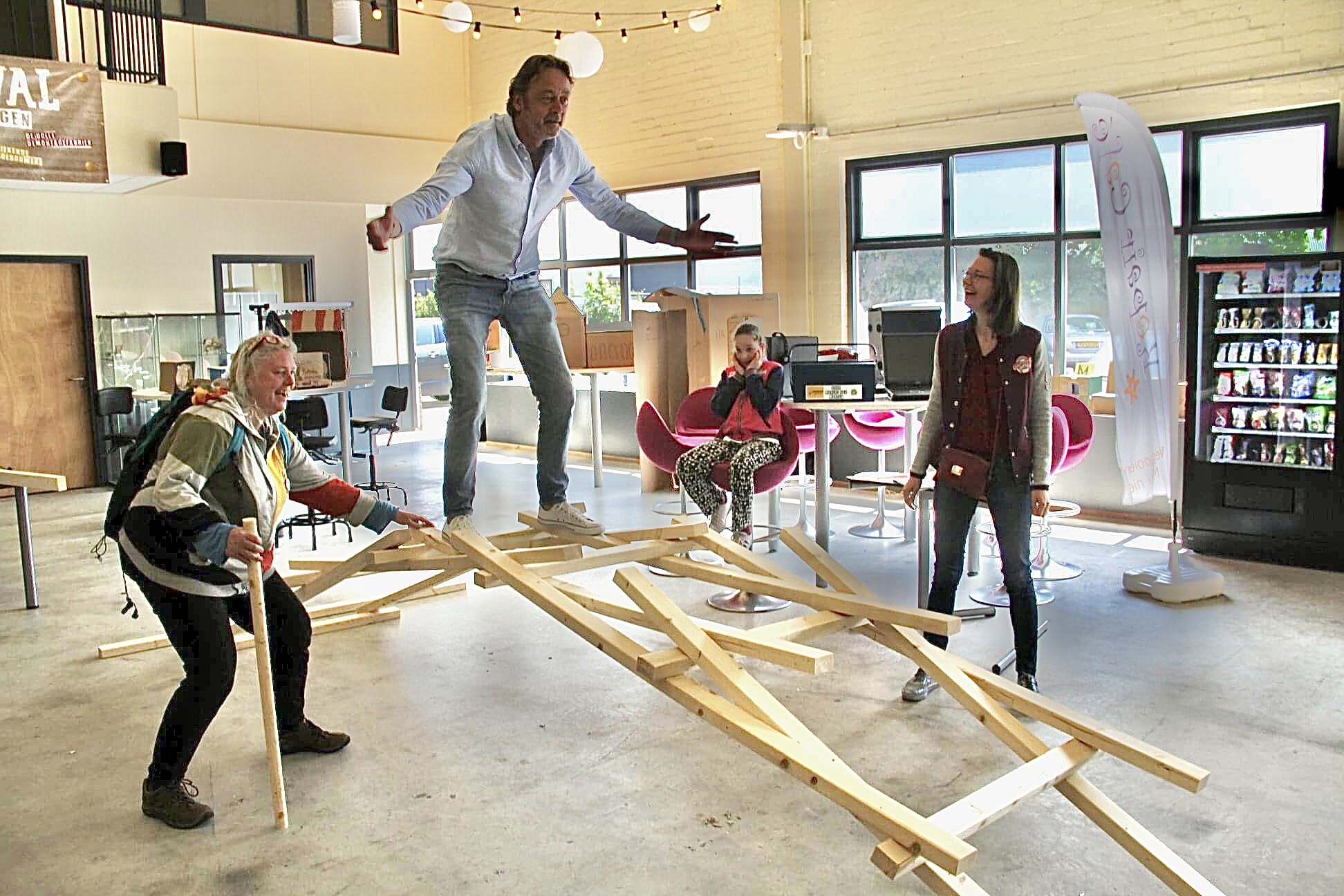 Gert de Goede Uden het Handelshuys Kunstenaar brug Leonardo da Vinci hout Genoveef Lukassen Freijters 