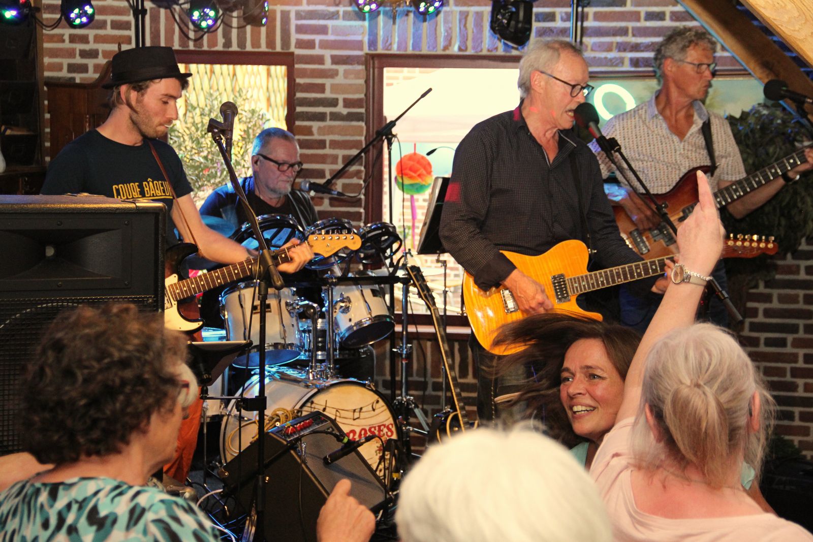 Dutch Roses Enjoy65! muziek vertier ouderen plezier Uden Verhoeven Brasserie Hotel zaal band helpen