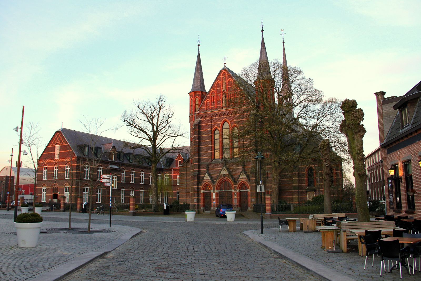 Kruisheren kapel uden Kruisheren Brabant Gert de Goede Uden Kerk avondrood Tante Pietje jambon