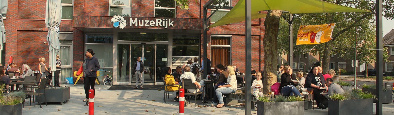 MuzeRijk banner buiten zomer spelen samen vrijwilligers Uden Gert de Goede