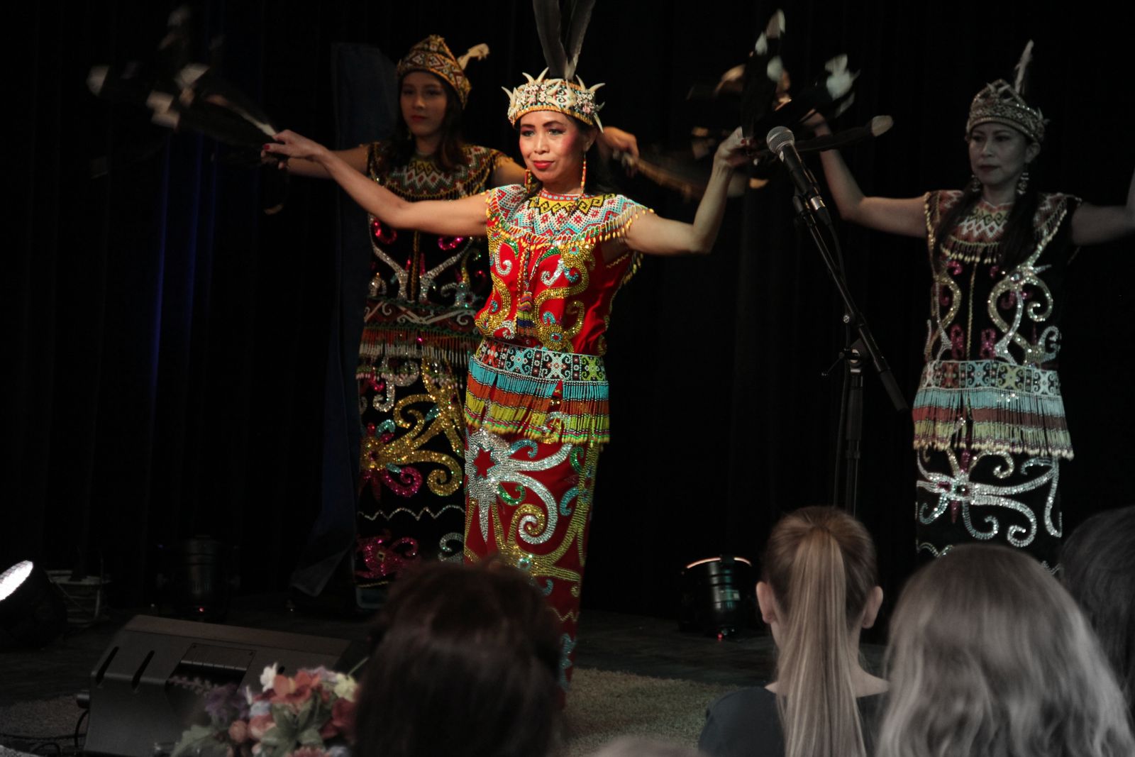 balinese dans indonesisch indonesië indië manifestatie internationale vrouwendag MuzeRijk Uden feest dans zing lach blij sterke vrouwen prachtige Mooie blije kleurrijke