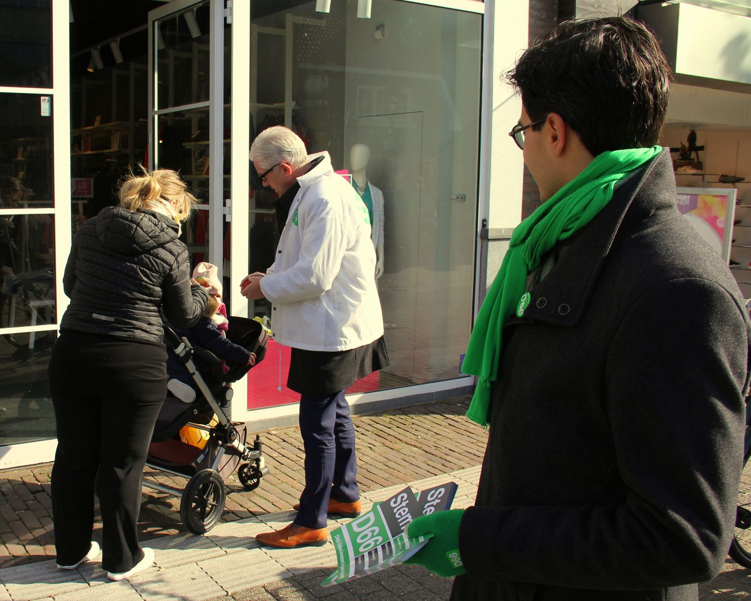 politiek gemeenteraadsverkiezingen gemeenteraad 2018 uden Uden Matthie van Merwerode Rob Jetten tweede kamerlid D66 appels uitdelen  verkiezingen