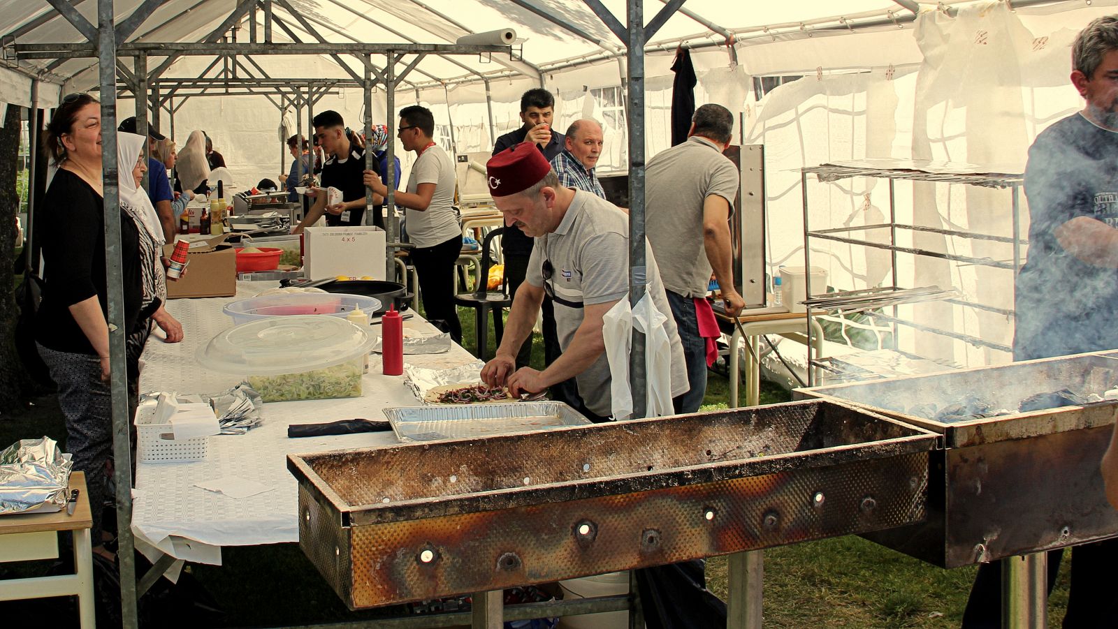 eten Uden Moskee open dag barbecue bbq eetfeest buurt feest blij gezellig #ambachtelijk #ambacht #vrolijk #happy #fun #cheerful  #photo #fröhlich #cheerful #gai #glædelig #lëschtegb #快活 插图 #gertdegoede  	#искусство