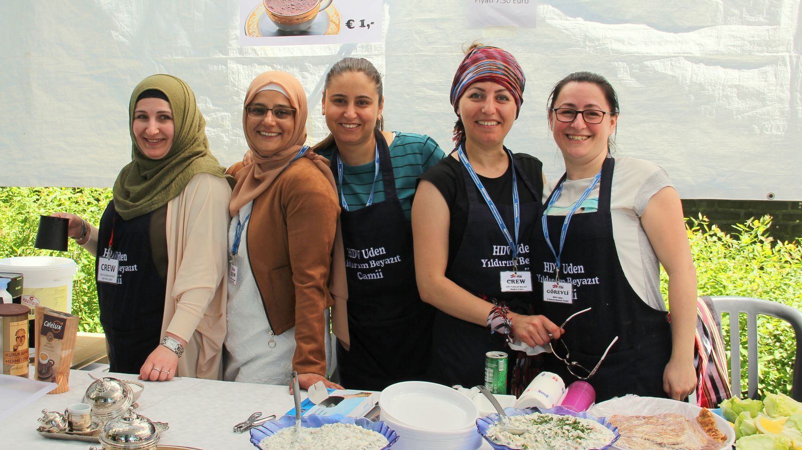 Vanmiddag heerlijk in de zon op stap geweest om foto’s te maken voor Udenaar de Toekomst. Wat was het gezellig druk bij de open dagen van de Yildirim Beyazit Camii Moskee! Het weer was verrukkelijk evenals de sfeer en de hapjes en drankjes. Ook het jubileumfeest van @RepairCafeUden in de Buurttuin Bitswijk was een doorslaand succes! De volwassenen genoten vooral van de zon en de drankjes; en de kinderen leerden oude ambachten zelf doen. Op naar de 10 jaar! Uden feest eten drinken moskee vrouwen lachen 