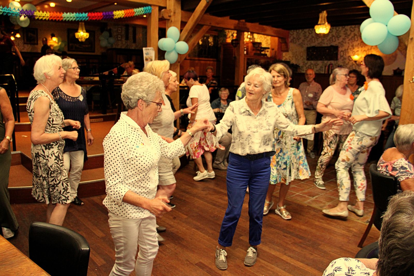 Enjoy65! ouderen Verhoeven Uden brasserie gezamenlijk Gert de Goede bijeenkomst feestje zaal Dutch roses samenbrengen activiteiten